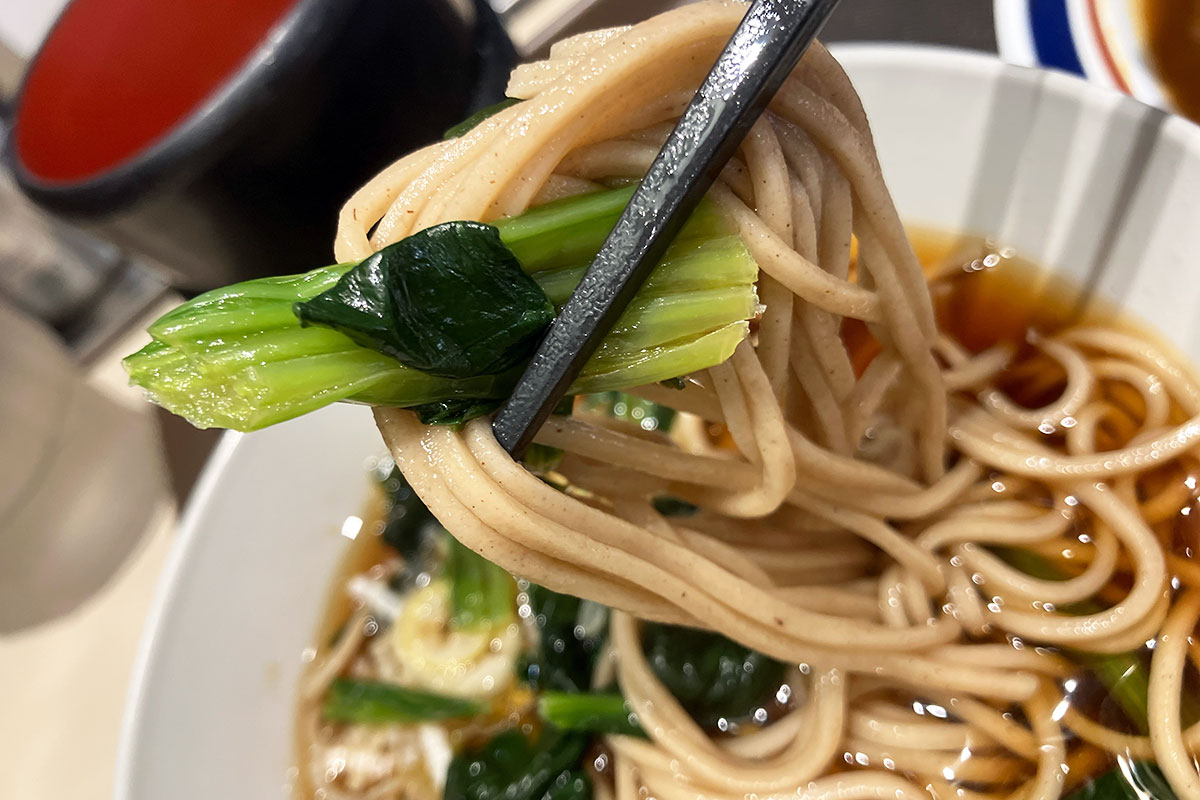 ハッキリとしたおそばの味わいにほうれん草はお似合いだ