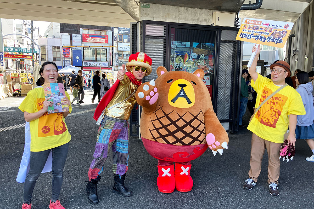 下北沢駅前に登場したグーグー、幾度となくカレーまんとのコラボも