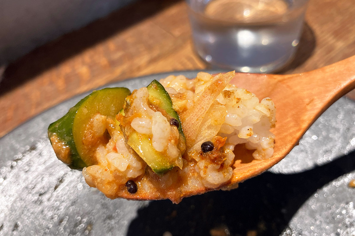 キュウリのアチャールも一緒に混ぜて味わえば、複雑な味わいのカレーに。色々混ぜて味わうのも、カレーの醍醐味ですよね