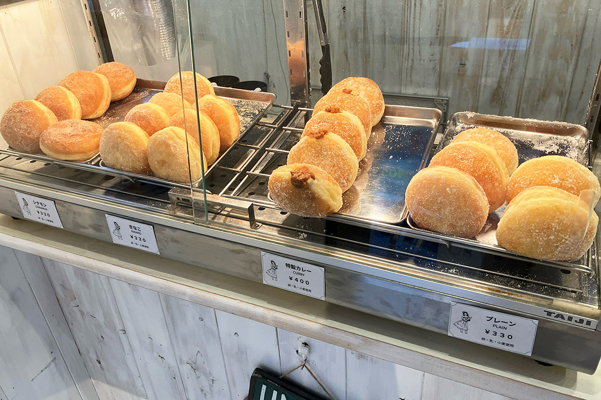 色々なマラサダがありますが、ここは「特製カレー」をオススメしたい!
