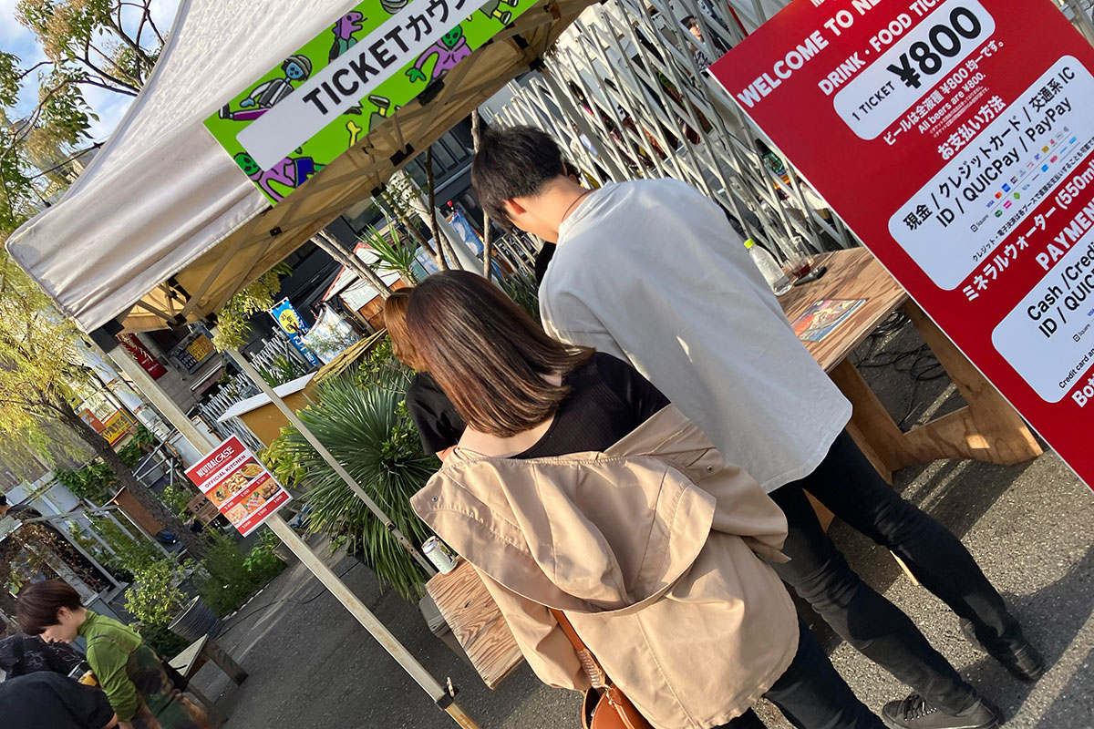 TICKETカウンターでチケットを購入!