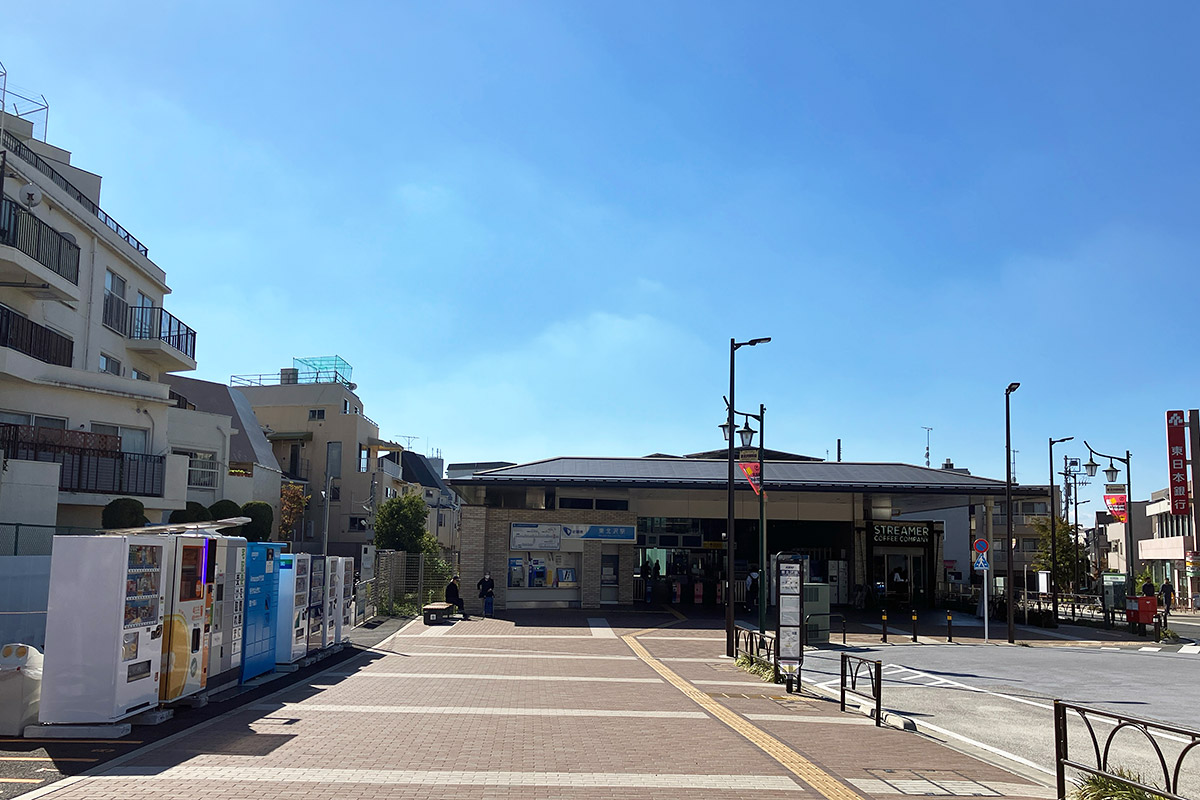 小田急線東北沢駅前