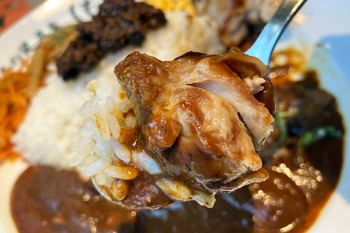 カレーはかなり辛いけど、お肉はおいしいいい、辛さと旨さの融合。汗が止まらない