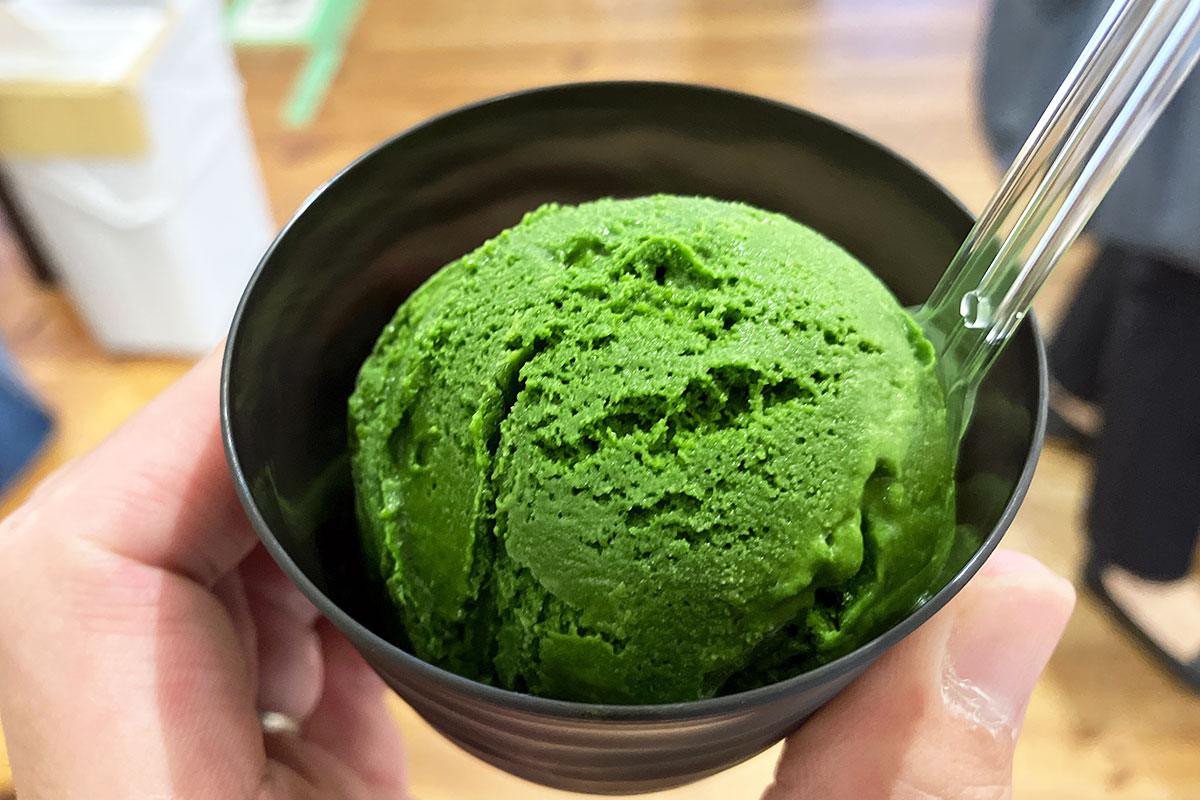 ［藤枝プチ情報 その6］
お茶所としても知られている藤枝ですが、『ななや 藤枝本店』の抹茶ジェラートはとにかく絶品！　農林水産大臣賞受賞茶園の抹茶を使用した「抹茶ジェラート」は、No1からNo7まで抹茶の濃さがあり、最も濃いNo7は世界一と豪語する究極の濃さ！
実際に私も味わいましたが、確かにここまで濃い抹茶ジェラートは味わったことがありません。もはやジェラートではなく抹茶そのもの。藤枝にお越しの際はぜひ『ななや 藤枝本店』にお立ち寄りください。