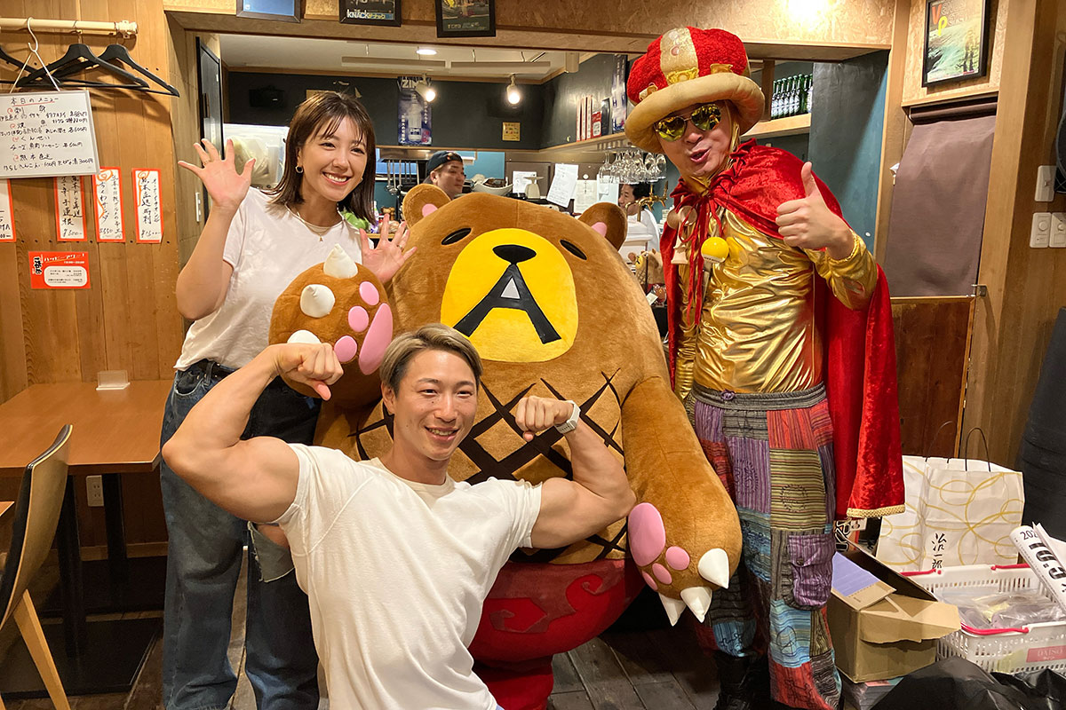 タレントの水田 あゆみさんと、旦那様でフィットネストレーナーの桂山晃輔さん、カレーまん、そしてハンバーグマのグーグーとで記念撮影