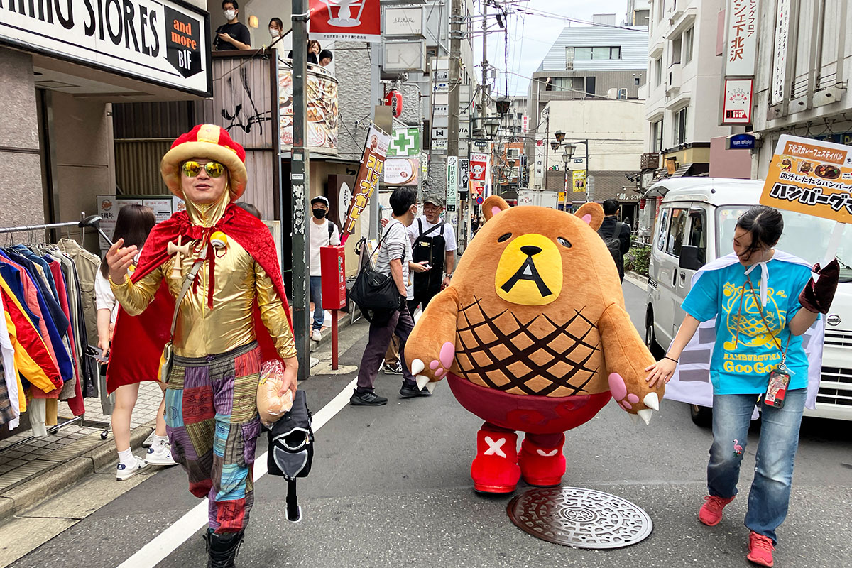 ハンバーグマのグーグー、カレーまんと共に下北沢の街へ出発!