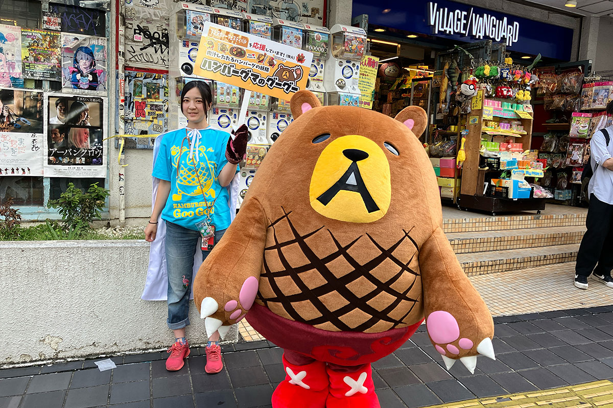 ヴィレッジヴァンガード下北沢店前、もはやここにいるだけで多くの皆さんに声をかけられます