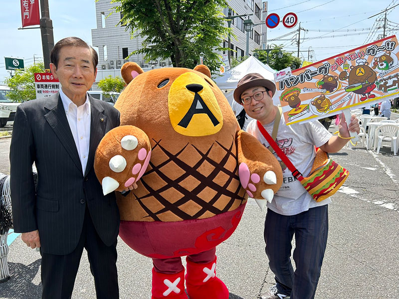 藤枝市北村市長(左)と写真を撮るグーグー、ちなみに右は一般社団法人日本ハンバーグ協会理事長のバーグマン田形氏