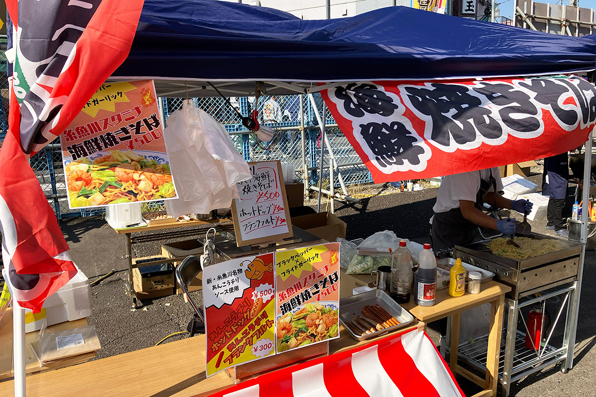 海鮮焼きそばに、あんこうチリソースを使ったホットドッグ