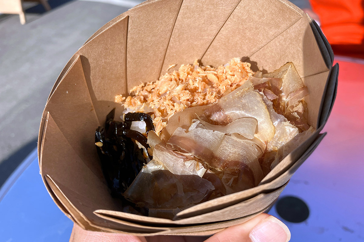 そしておにぎりを食べた後ですが、こちらのカップに入ったごはんも味わうことに。