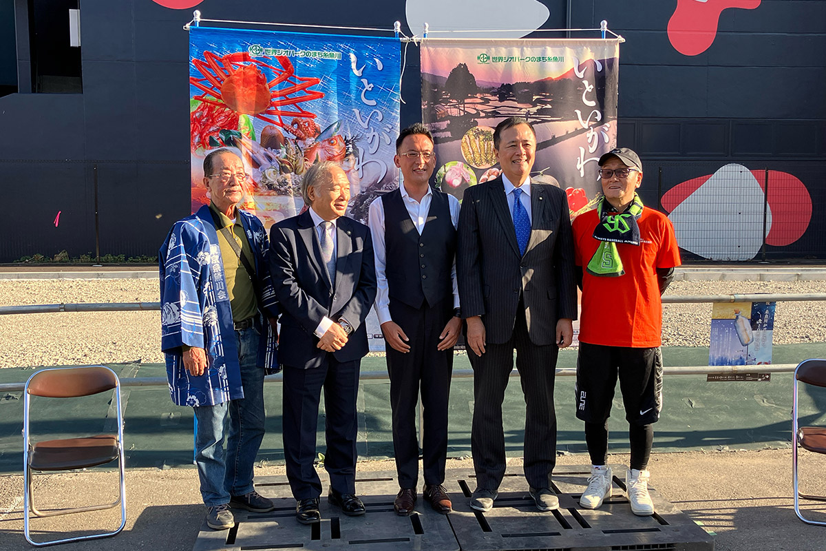 世田谷区の保坂区長も到着、糸魚川市の米田市長と挨拶ののち記念撮影。真ん中は主催のしもきた商店街振興組合の長沼理事長