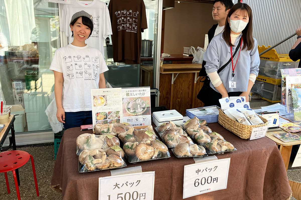 笠間市「田村きのこ園」(4日のみ)のとーっても立派なしいたけ! 笠間は個人的によく知っている土地でしたが、椎茸については全く知りませんでした。それもそのはずでどちらかというと栗が有名で、椎茸農家はめずらしいとか