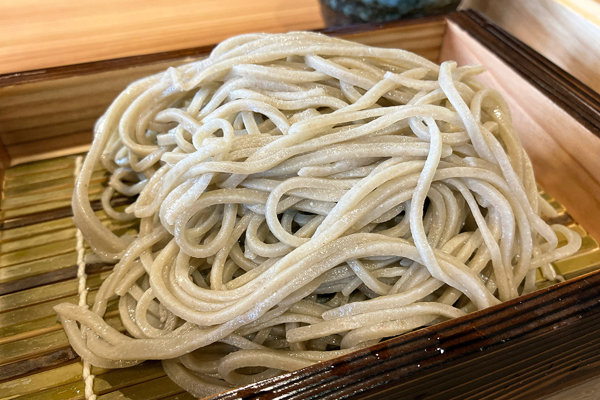 艶やかに盛られたお蕎麦