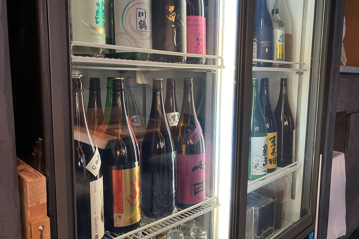 ずらりと並ぶ日本酒の数々、メニューに載ってない日本酒もありそう