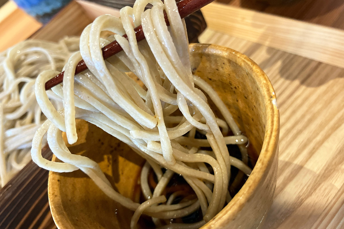 まずはお蕎麦を一口、キリッとしたツユと噛めばかむほど甘みの出るお蕎麦。いやいや、これめちゃめちゃ蕎麦の甘みがありますよ