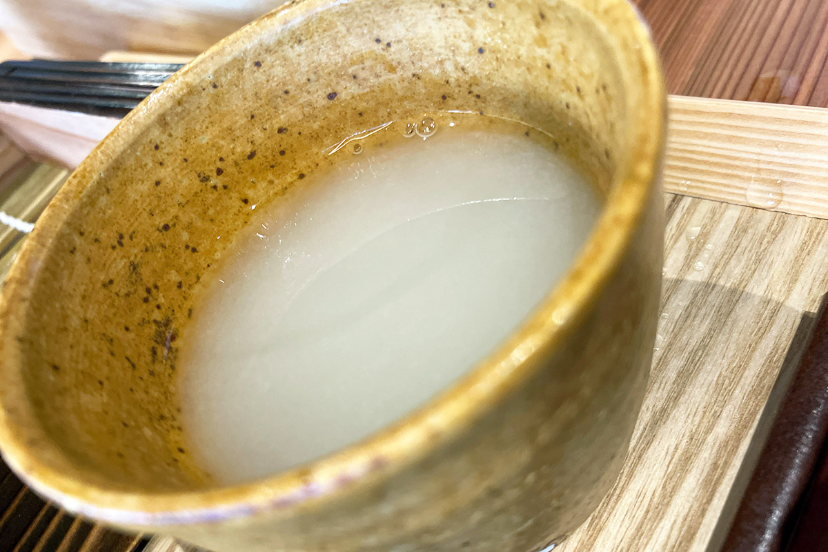もはや、蕎麦湯だけで飲んでしまう勢い、ほのかな甘みが心地よいです