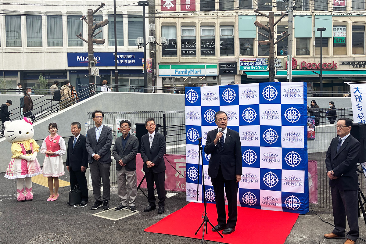 続いて忙しい公務の中下北沢駅前に駆けつけた、保坂世田谷区長の挨拶