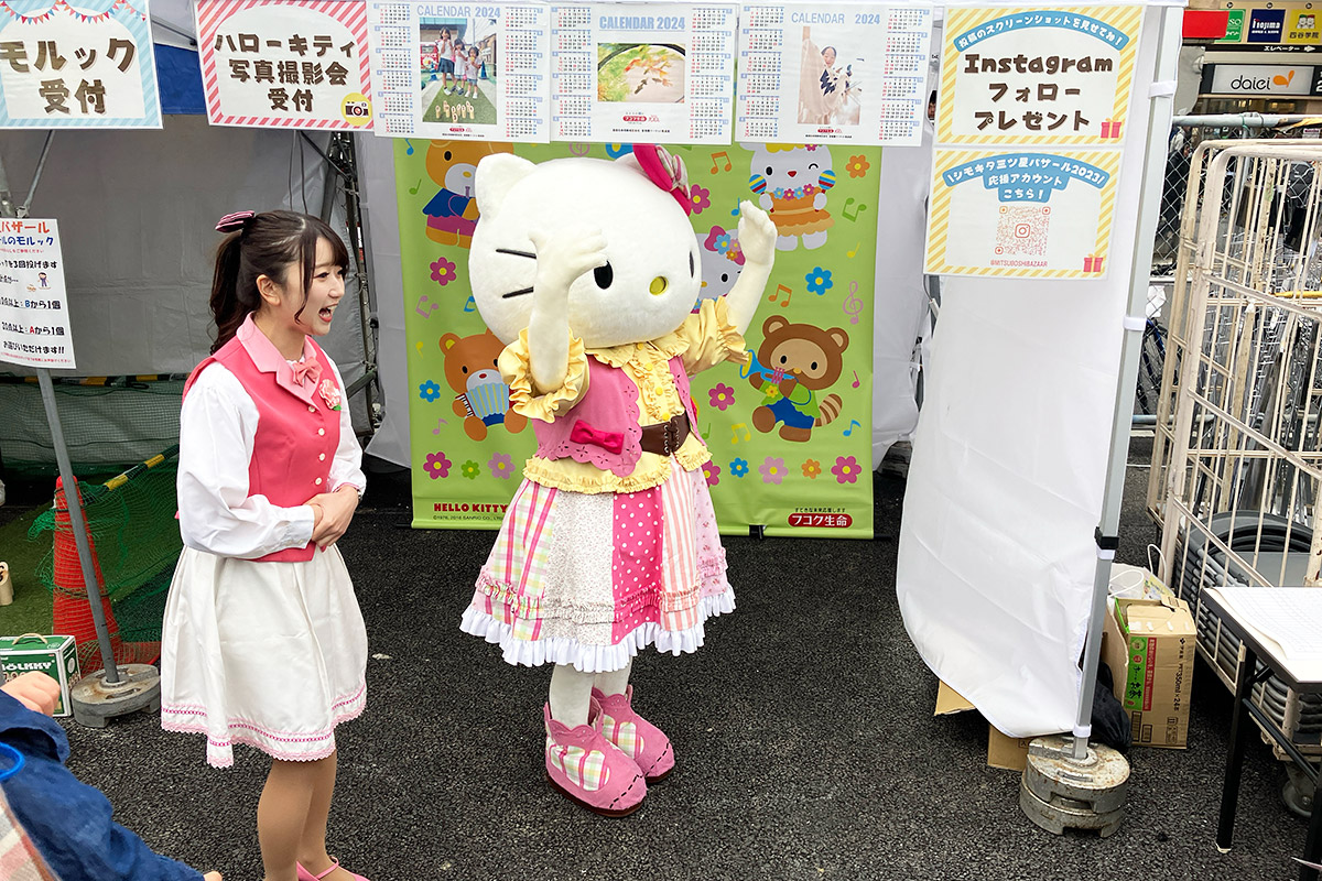 そして、11日には富国生命のイメージキャラクター「ハローキティ」が登場し写真撮影会を実施しましたー。キティ、大人気！