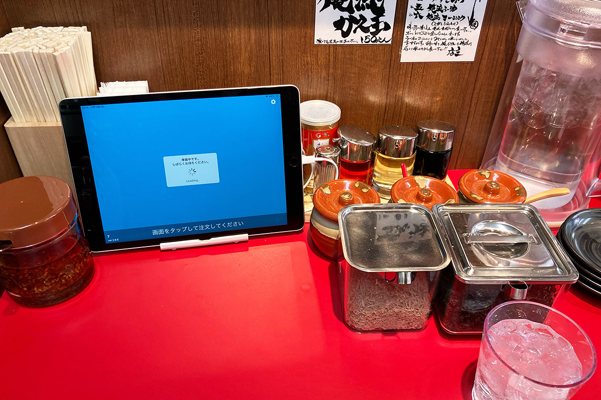 卓上には所狭しと並ぶ俺流カスタマイズアイテムの数々、そしてタブレット
