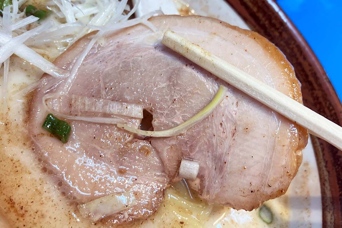 柔らかく煮込まれ、食べ応えのある豚バラチャーシュー