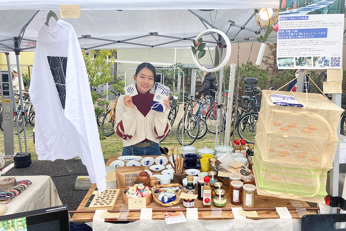 こちらは初日のみですが「とおまわり」さんのブース。小川さん自らお店に立ってましたー。右側で人参を干している注目アイテムの「干しカゴ」はなんと完売!