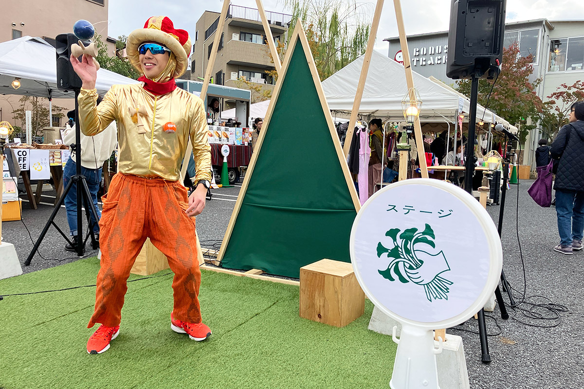あれ? ステージにカレーまん・キャロットが! けん玉パフォーマンスをステージで披露していました