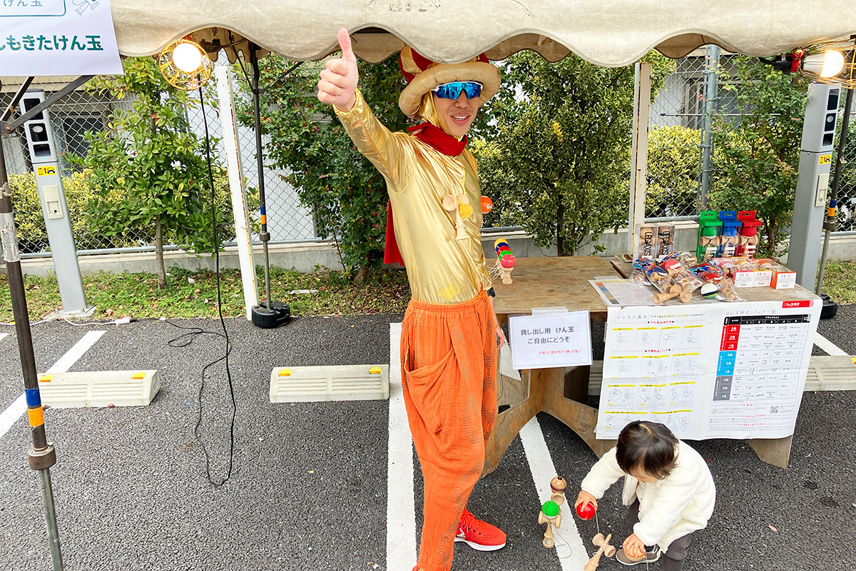 ちなみにカレーまんキャロットは「しもきたけん玉」としてブースも出しています。写真にも写っていますが、けん玉はキッズに大人気!
