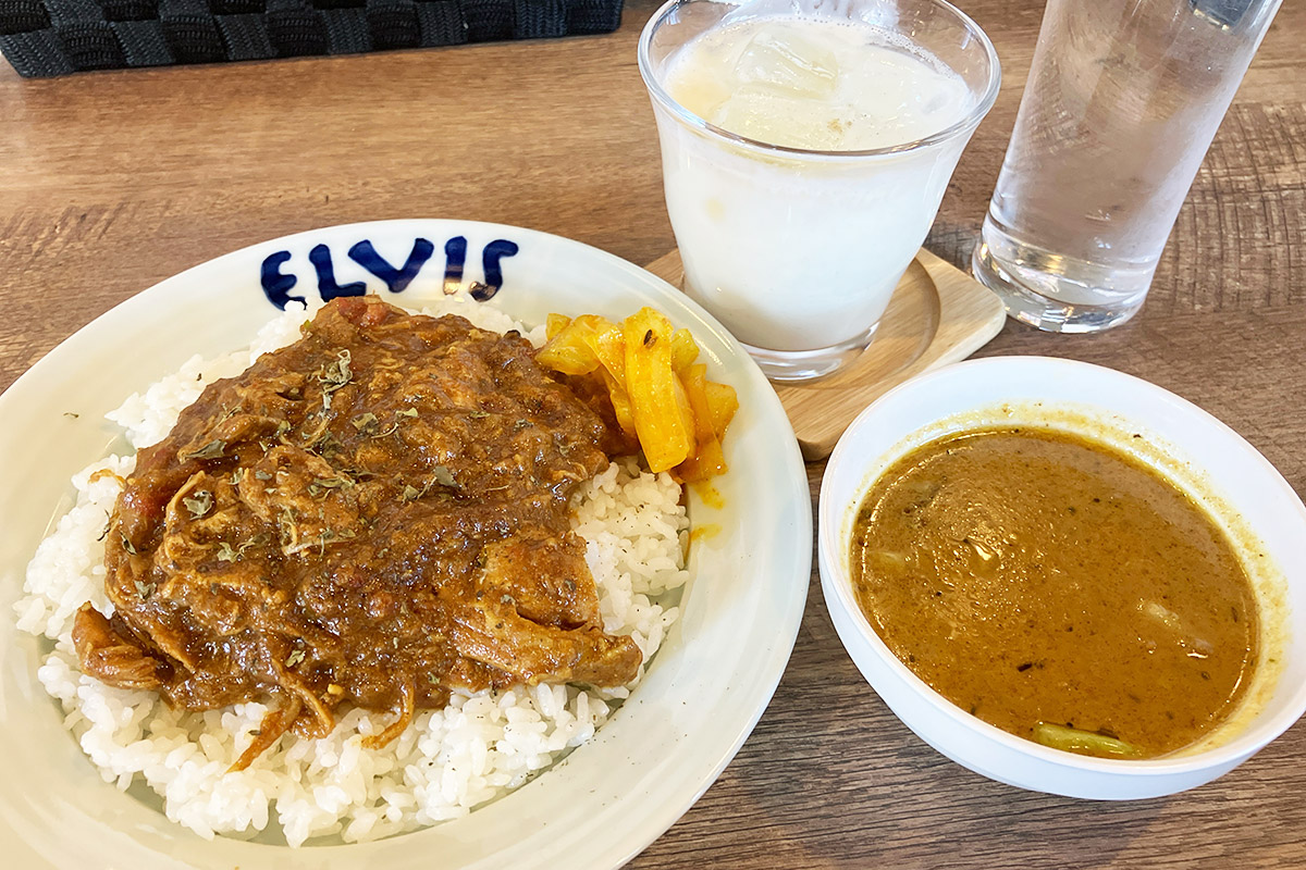 「エルビスドライカレー」1000円(税込)に「スープカレーホワイト」300円(税込)追加、ランチタイムなのでサービスのラッシーも