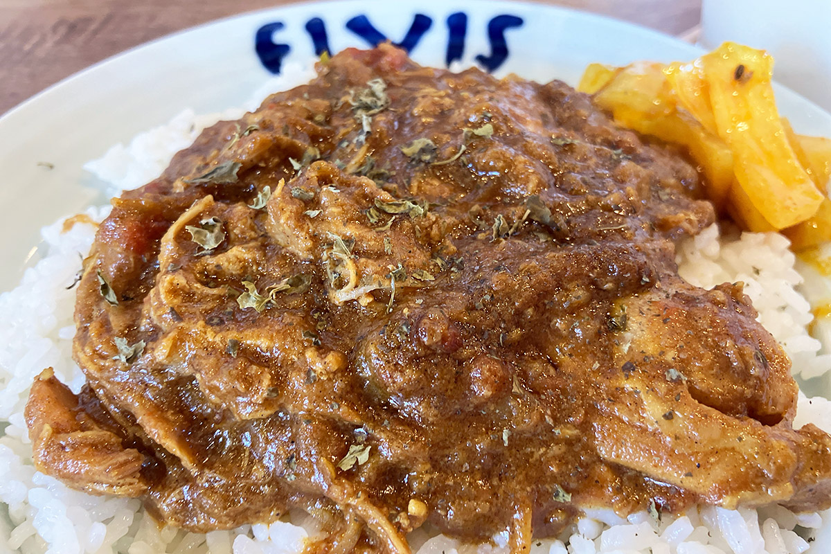 えっと、ドライカレーというより、普通のカレーに近い雰囲気です
