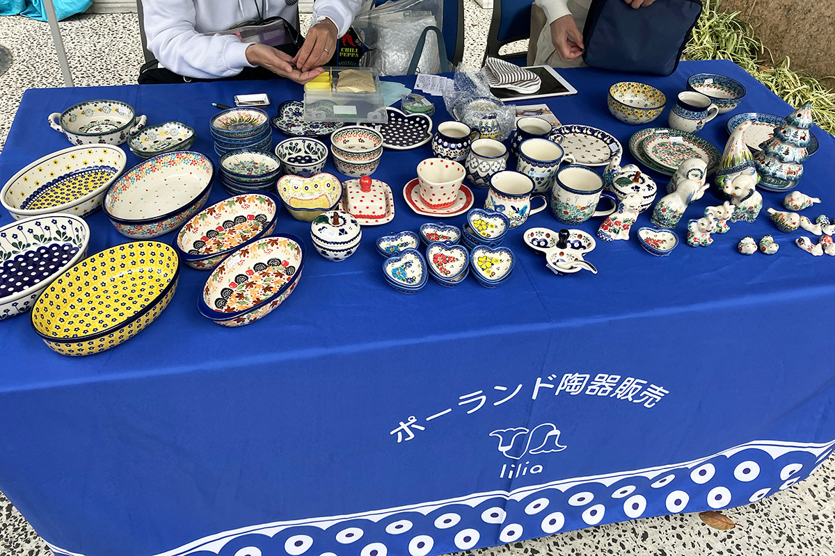 そしてなぜかポーランド陶器? 実はこのブースを出しているlilioさんは、昭和信金本店に隣接するインキュベーション施設「スタートアップしもきた」に事務所があり出店されました