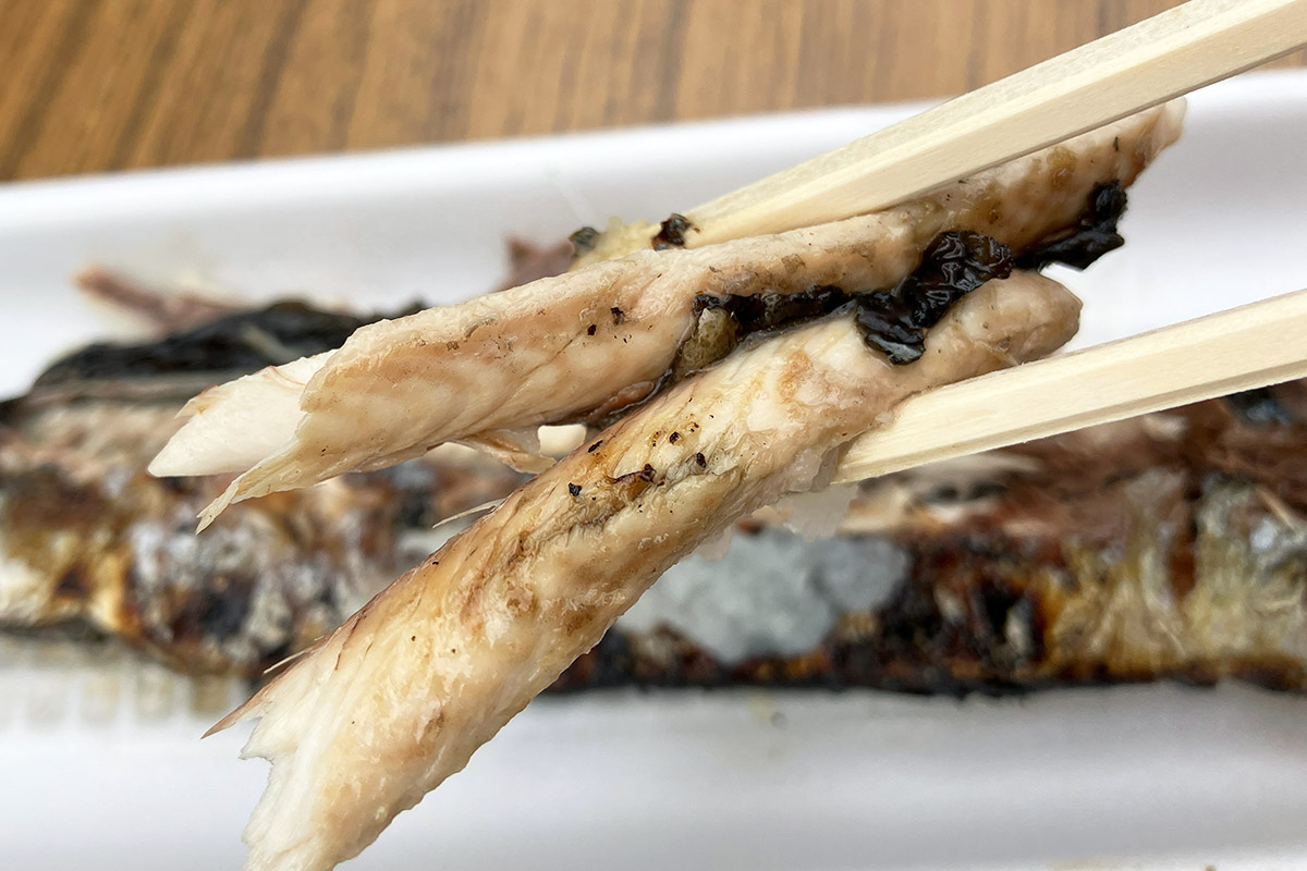 私も1つ頂きました。焼きたてのさんまおいしい! お醤油いらないですね、お塩だけで十分おいしく頂けます