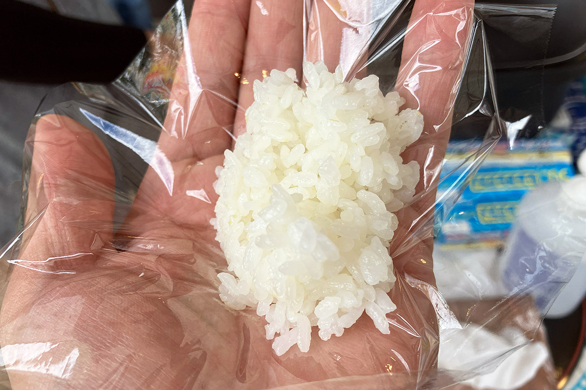 炊きたてコシヒカリを試食させてもらいましたが、信じられないくらいの甘み! お水が良いこと、特徴的な粘土質の土、そして夏がとてつもなく暑いから、こんなお米を作ることができるとか