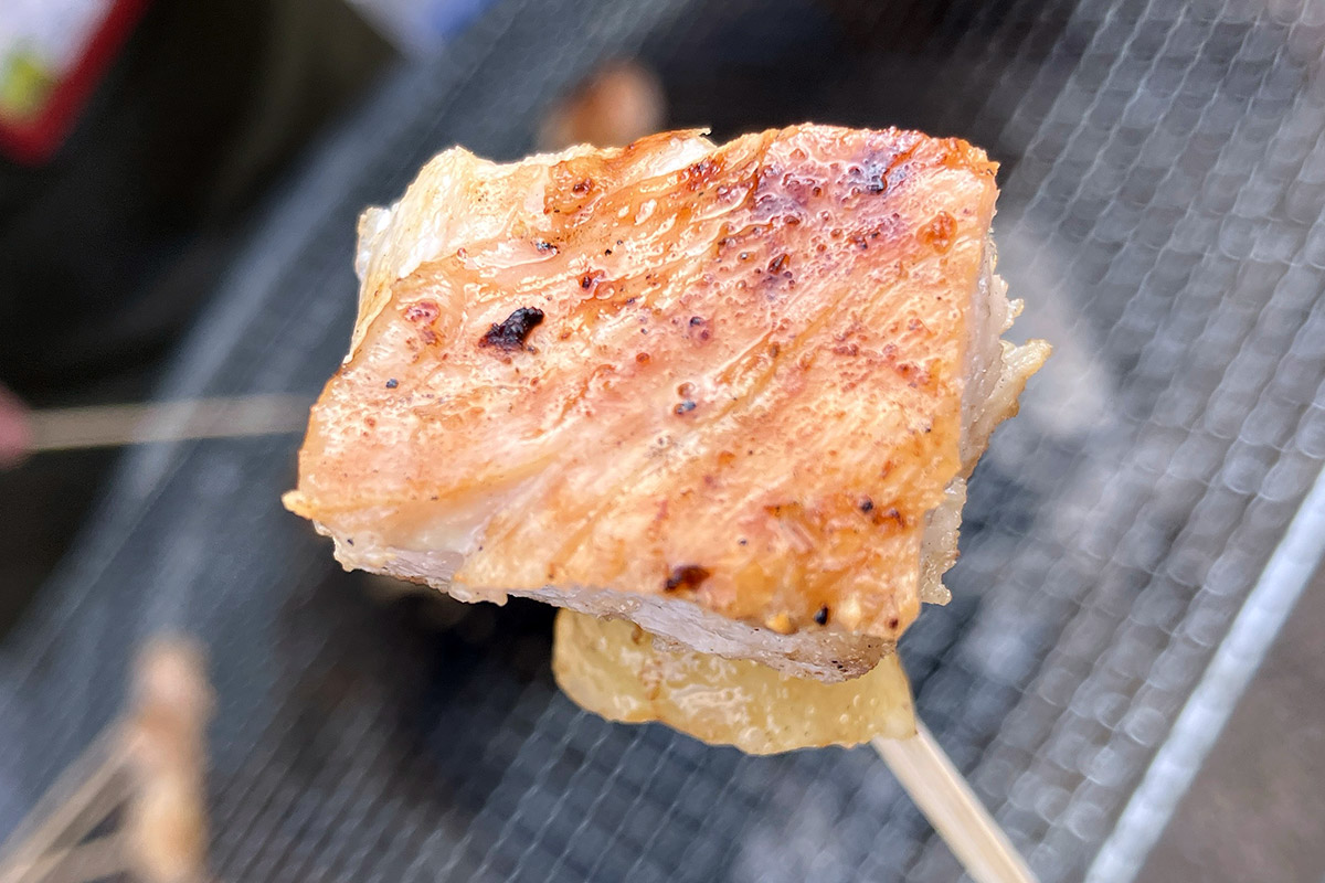 炭火で焼きたてのしゃもは弾力が凄くて、旨みが凄い!