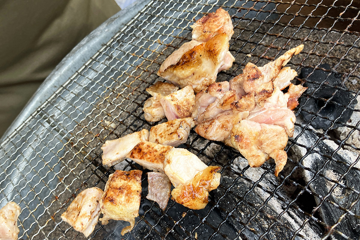 鮎の隣では「奥久慈しゃも」の試食ができます