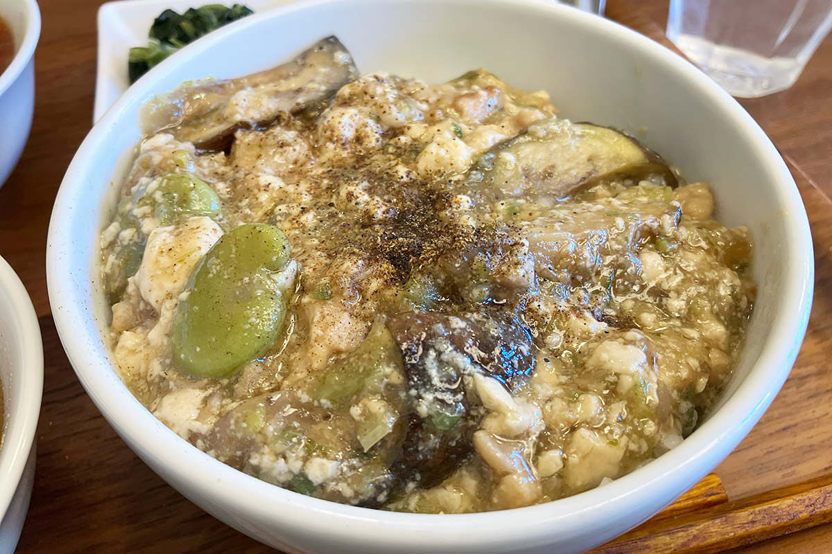 まずは聞き慣れない白麻婆飯からいただきます