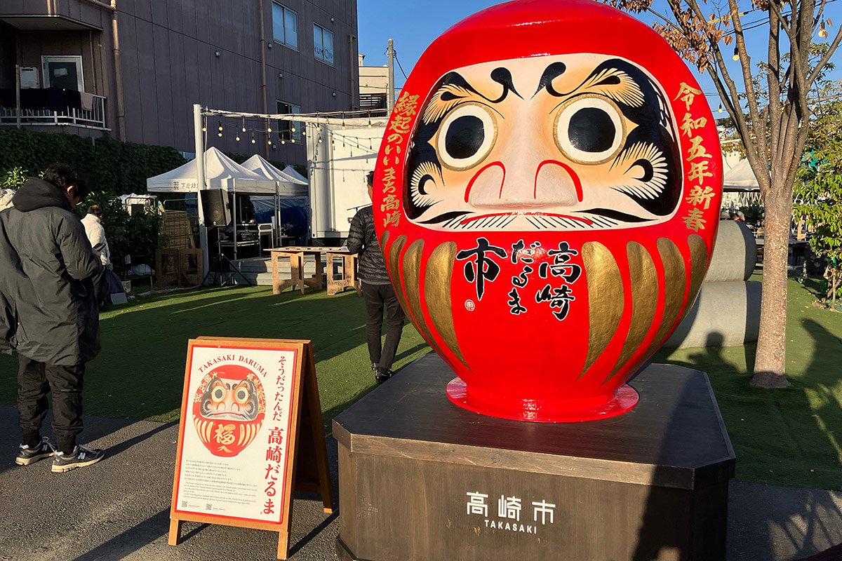 広場中央には巨大なだるまが