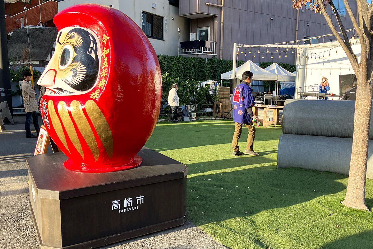 どのくらい巨大かというと、土管の倍くらいの高さがあります