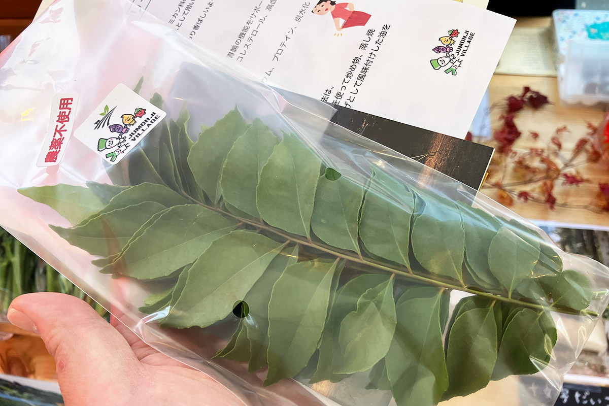 さらに、フレッシュカレーリーフなるスパイスも販売されていました。南インドカレーでは欠かせないスパイスです