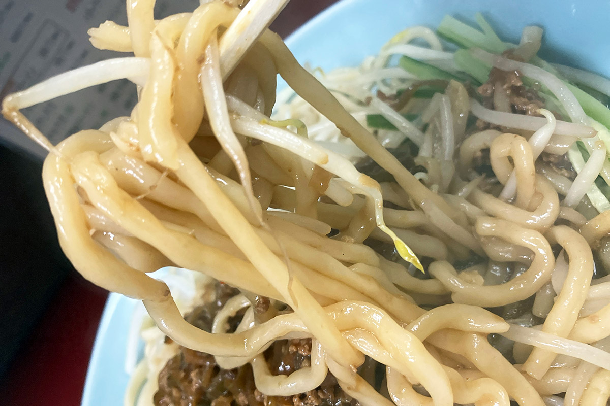 湯気立ち上がる、太麺のじゃじゃめん
