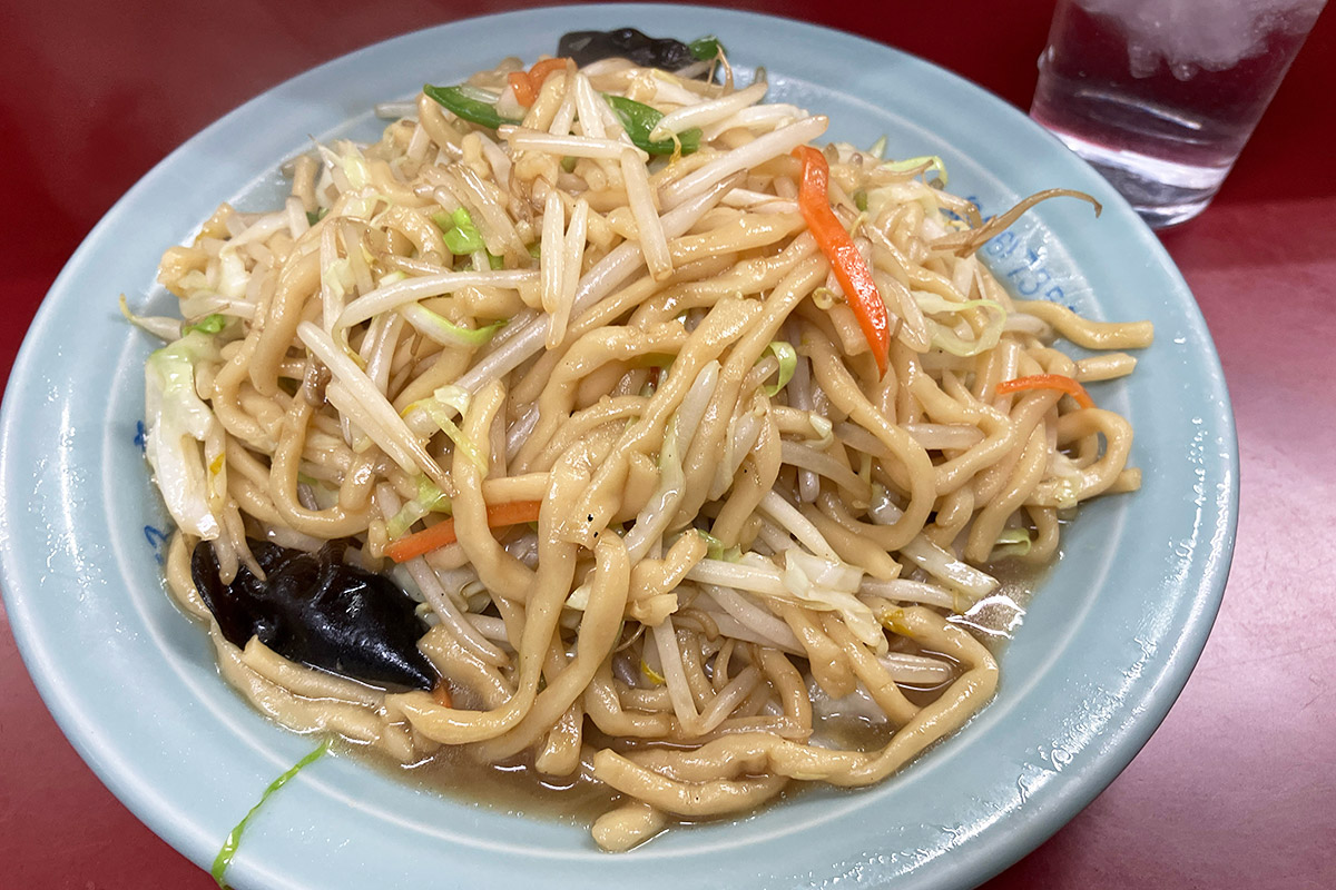 珉亭の「やきそば(太麺)」990円(税込)