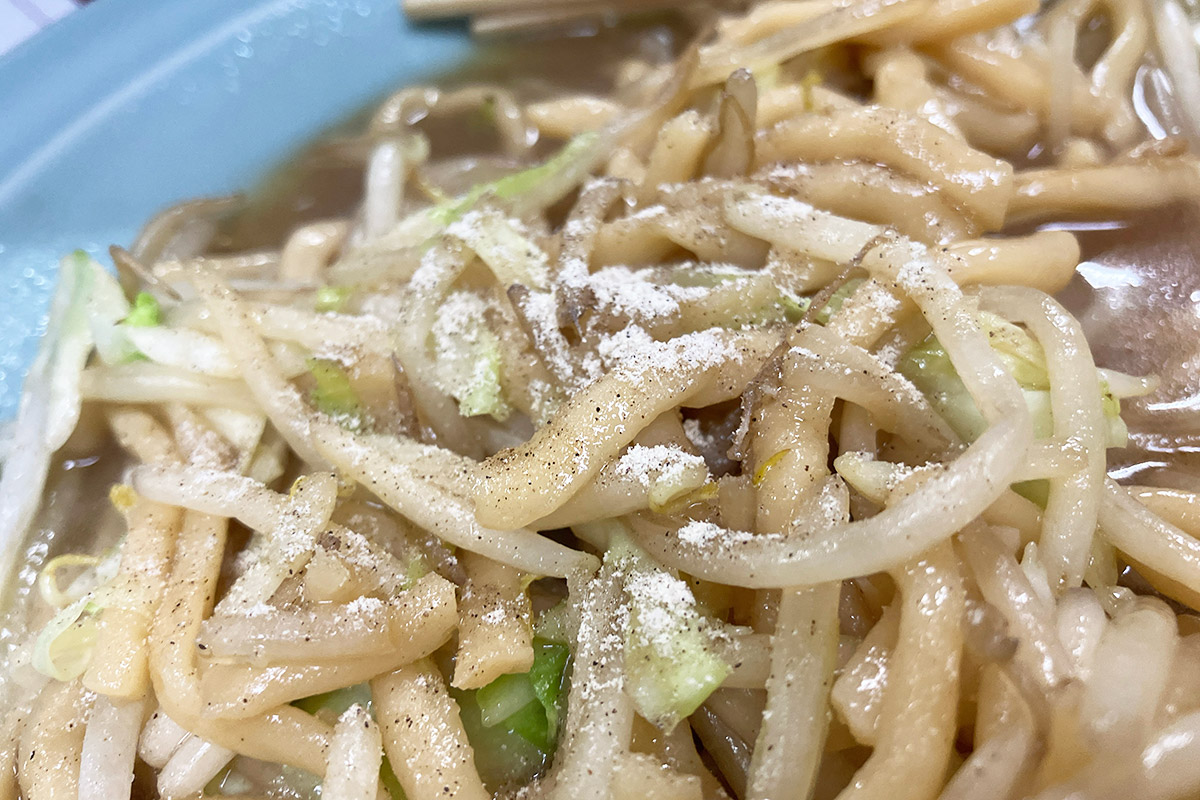なぜかコショウをかけて食べてみる