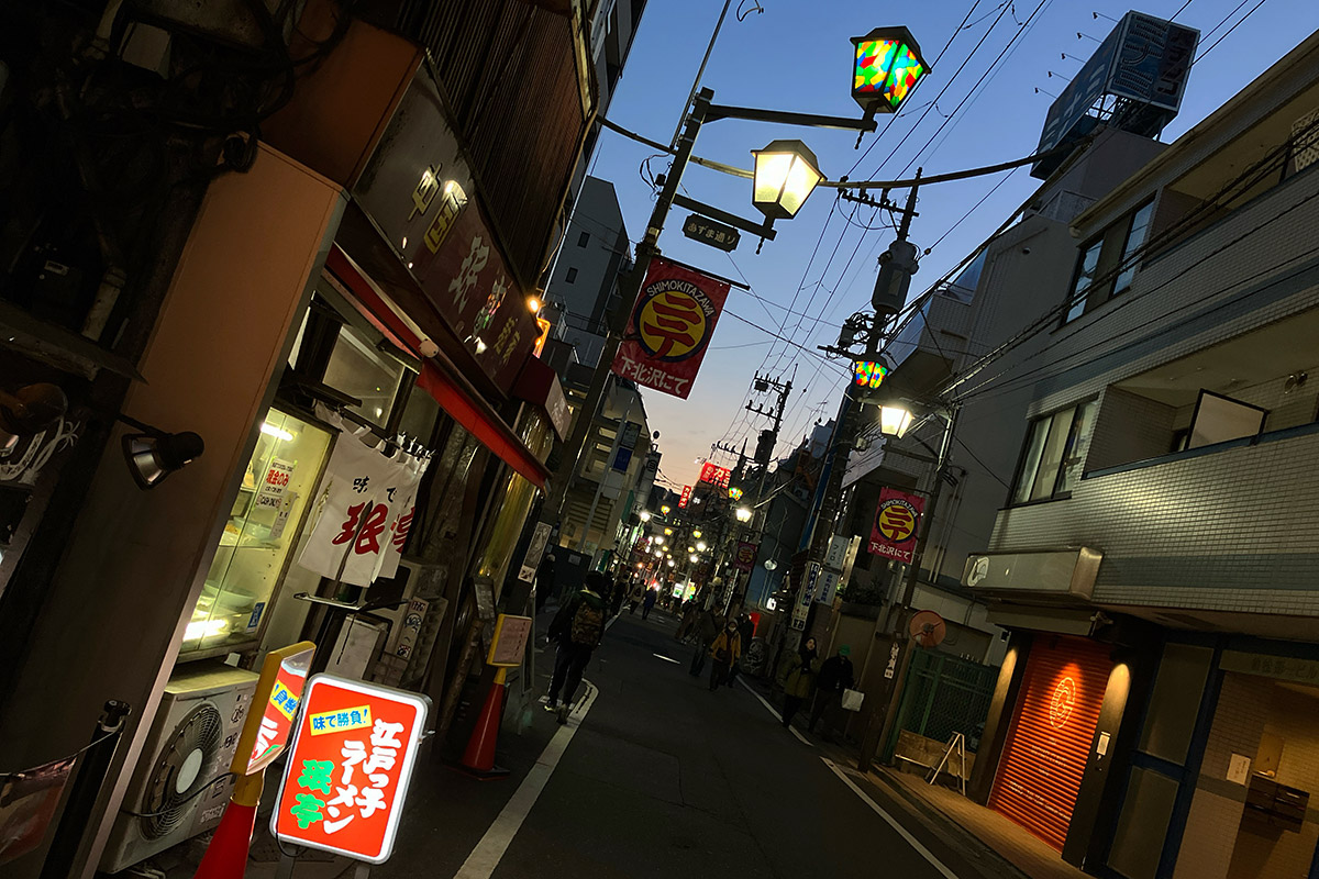 お店を出ると外は暗くなっている、冬ですねー