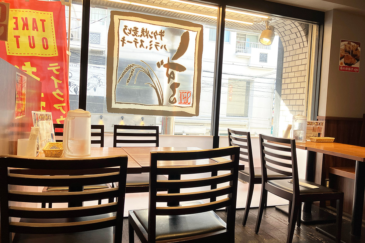 店内はテーブル席のみですが、一人のお客さんも多いです