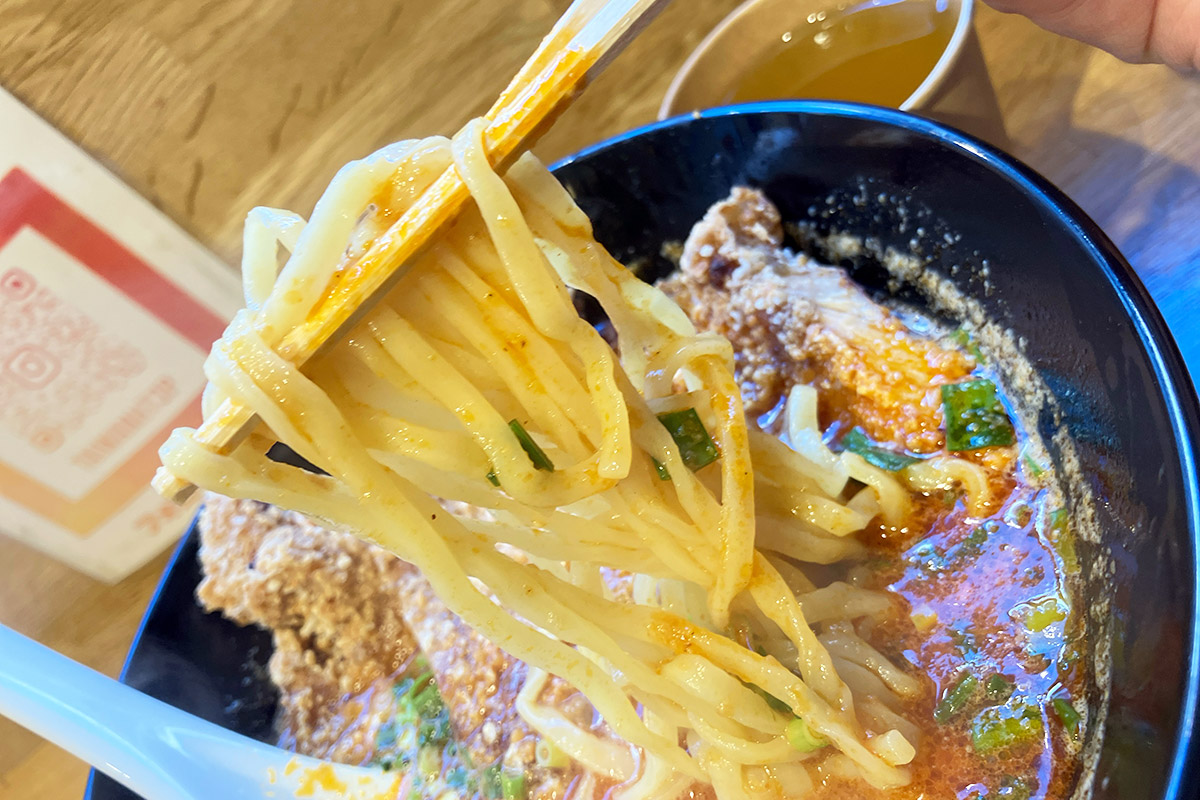 麺は平打ち