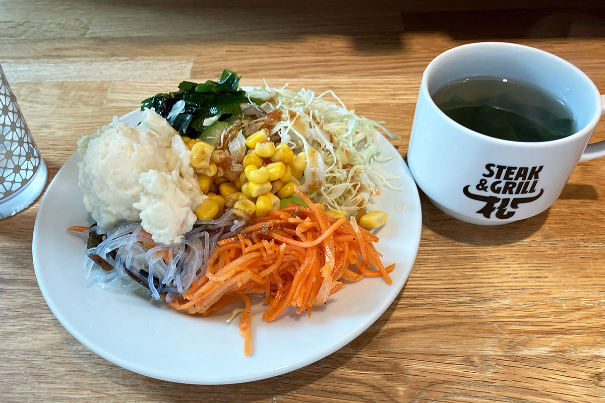 お野菜たっぷりサラダとワカメスープ