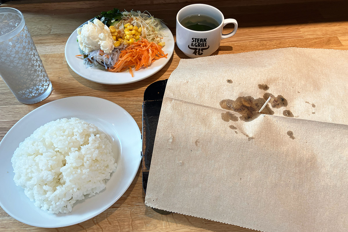 チキンとライスも到着、チキンはめっちゃジュージュー!