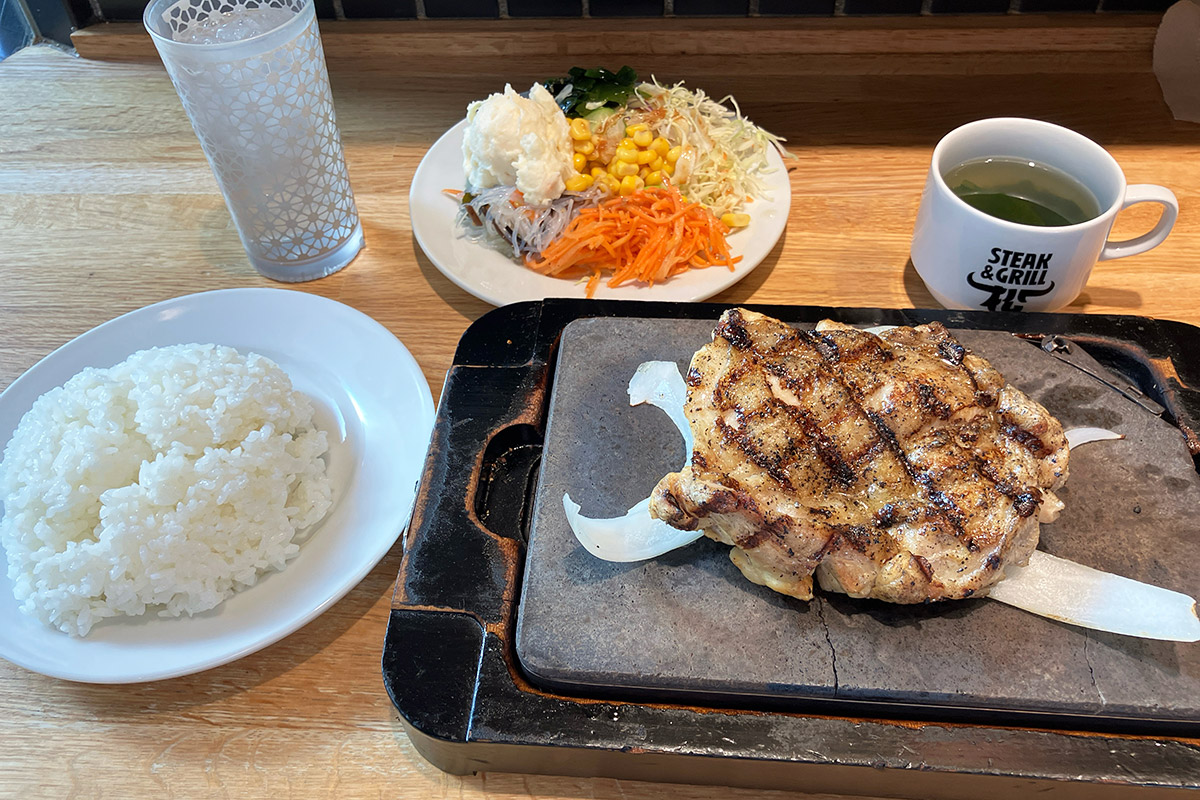 というわけで、オープン! ステーキ屋松 下北沢店の「チキングリルステーキ」900円(税込)