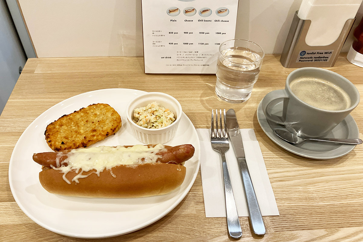 「ランチセット(チーズホットドッグ、コールスロー・ハッシュドポテト、ホットコーヒー)」1000円(税込)