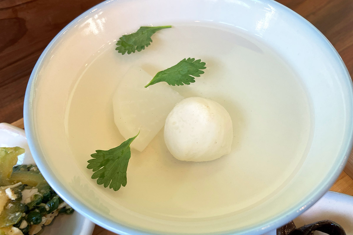 スープはいつもと同じでちょっぴりエスニックな感じ、この練りものみたいなのが好きです