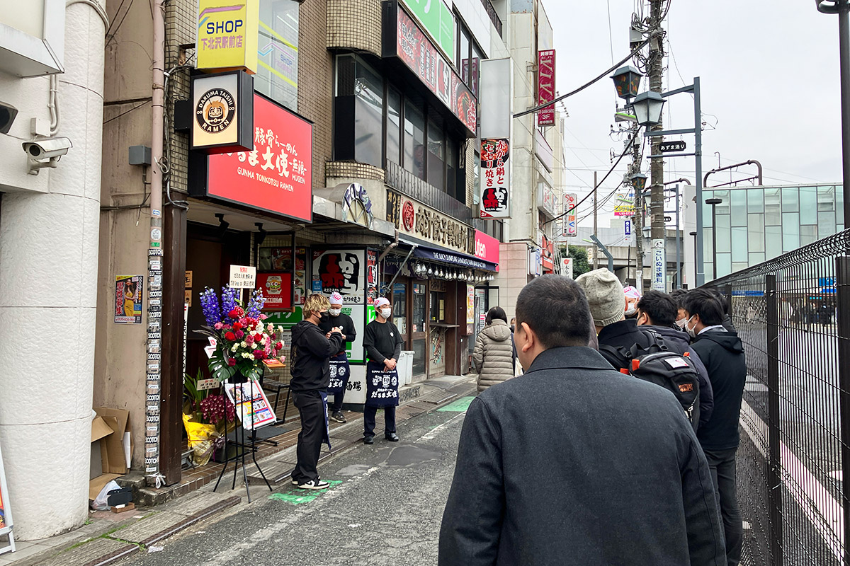 オープンの数分前に『だるま大使-無限-』につくとそこには行列が、なんでも早い方は9時から並んでいたとか